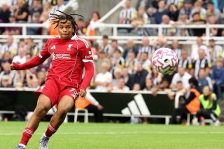Rio Ngumoha a inscrit le but de la victoire pour Liverpool sur ce tir KEYSTONE/EPA/ADAM VAUGHAN